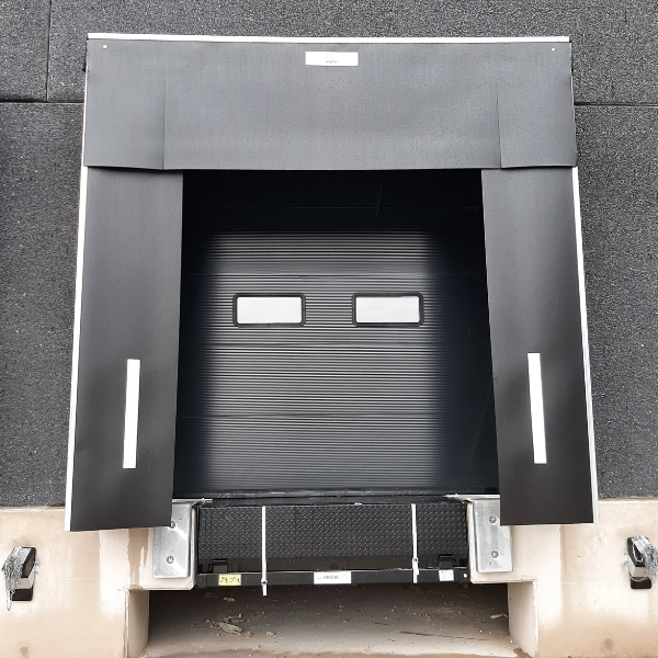Periodiek onderhoud en inspectie van dock-shelter met dock-leveler en industriedeur.